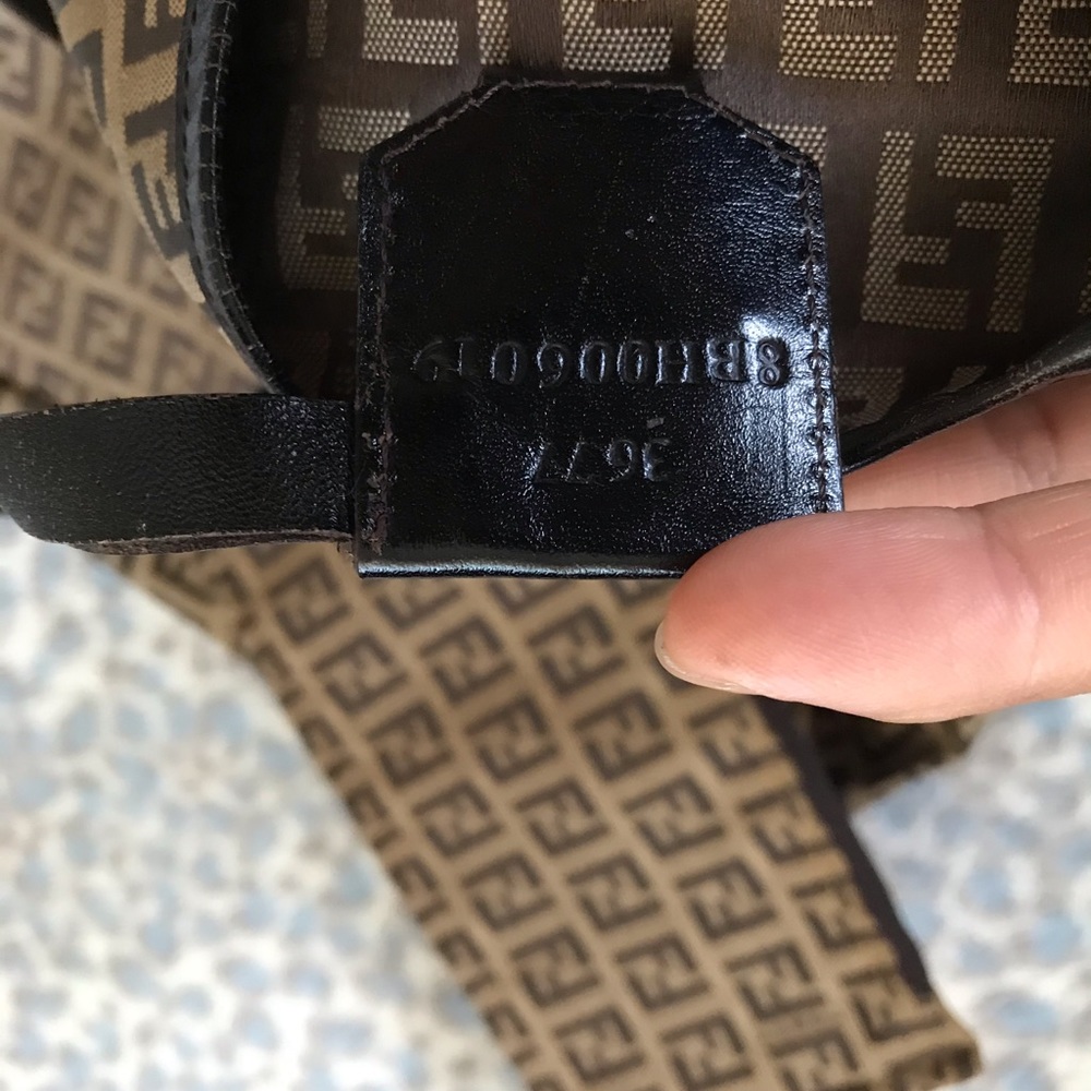 ⛔️SOLD⛔️Fendi Tote - Picture 5 of 8